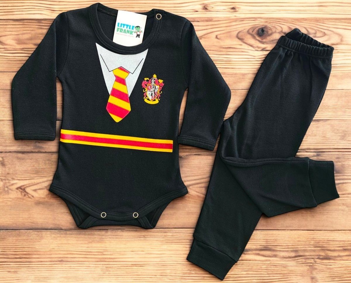 Harry Potter Baby Clothes: 5 Ideas for Little Wizards 3 Black baby bodysuit and pants with Gryffindor tie and crest on wooden background